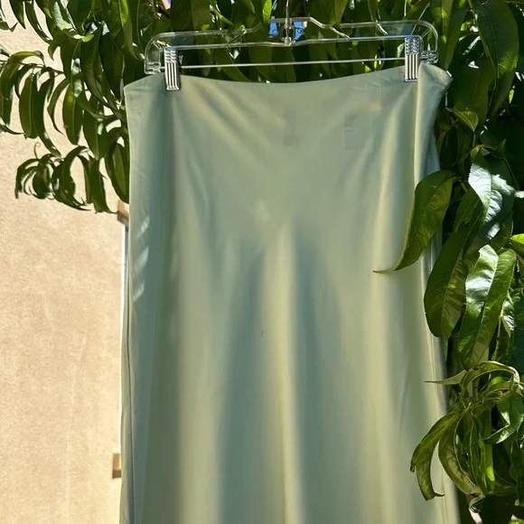 H&M GREEN SATIN LIGHTWEIGHT SKIRT MIDI LENGTH-SIZE-12 - Picture 2 of 5